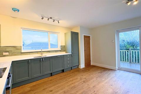 3 bedroom detached bungalow to rent, Huxnor Road, Kingskerswell, Newton Abbot