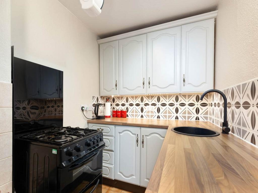61135 Caledonian Cres