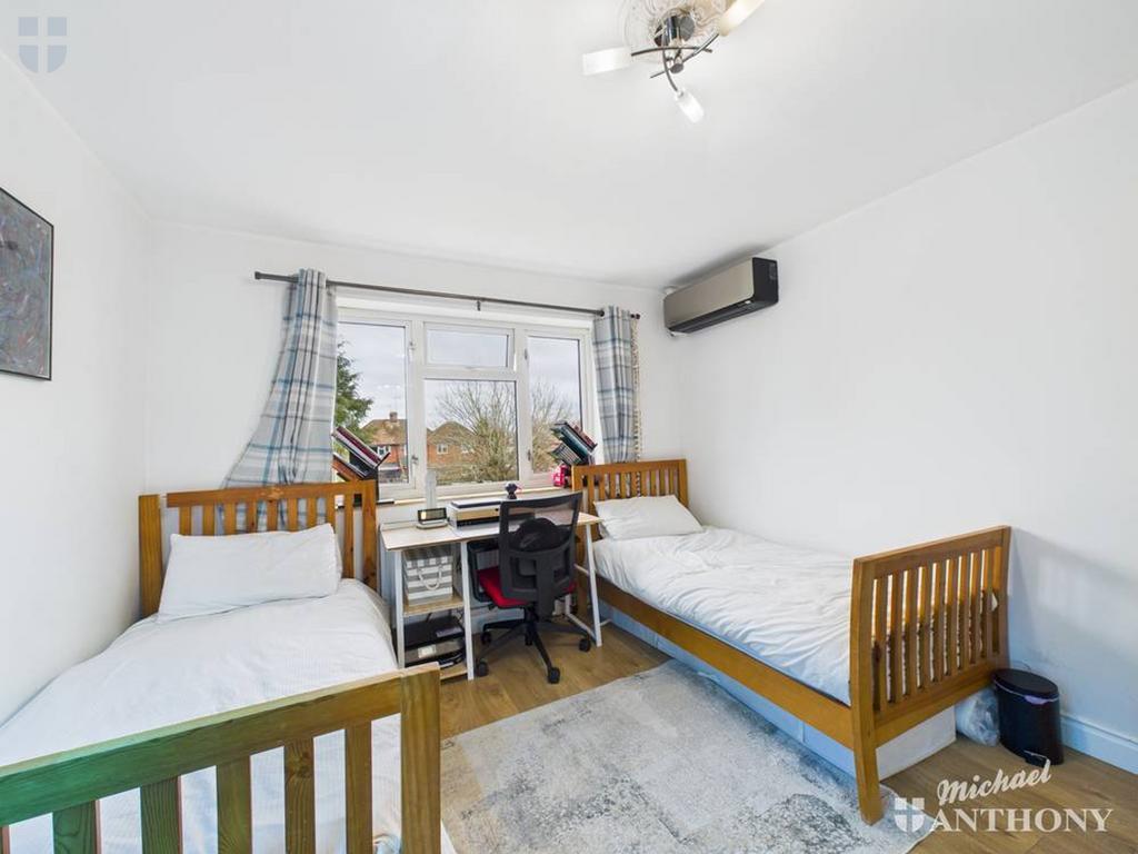 CAM03218 G0-PR0852-STILL016-thumbnail-h750-70