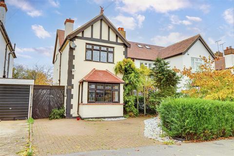 Highlands Boulevard, Leigh-On-Sea SS9