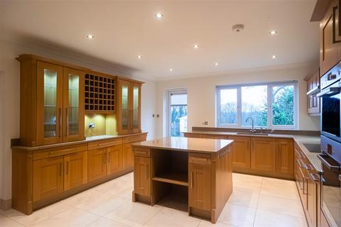 4 bedroom detached house to rent, Old Park Road South, Enfield EN2