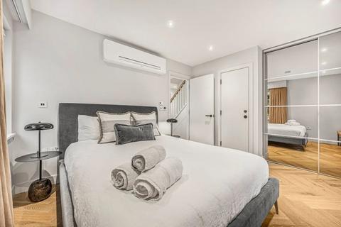 2 bedroom flat to rent, Charlotte Street, London W1T