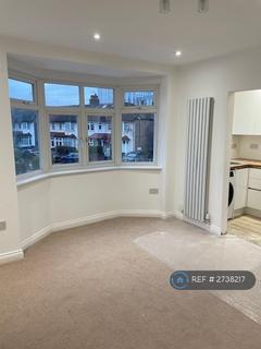 2 bedroom flat to rent, North Gardens, London, SW19