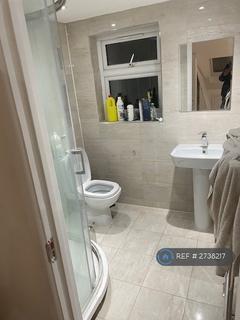 2 bedroom flat to rent, North Gardens, London, SW19