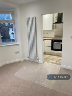 2 bedroom flat to rent, North Gardens, London, SW19