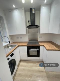 2 bedroom flat to rent, North Gardens, London, SW19