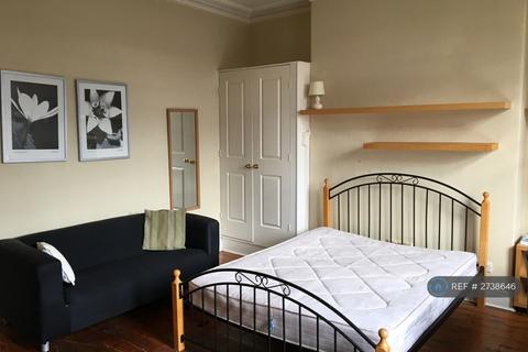 Studio to rent, Regent Park Terrace, Leeds, LS6