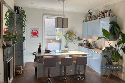 2 bedroom flat to rent, Broomwood Road, London, SW11