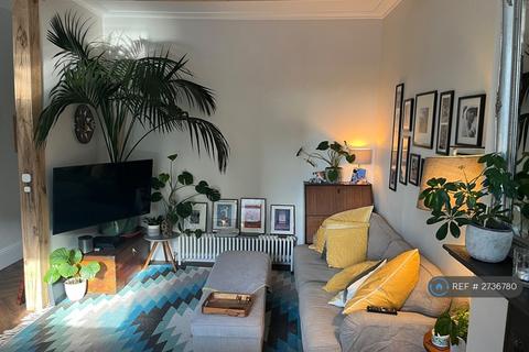 2 bedroom flat to rent, Broomwood Road, London, SW11