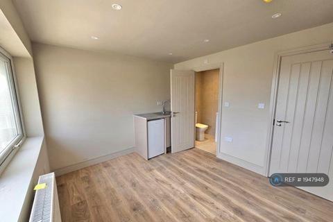 1 bedroom in a house share to rent, Old Farm Road, London, UB7