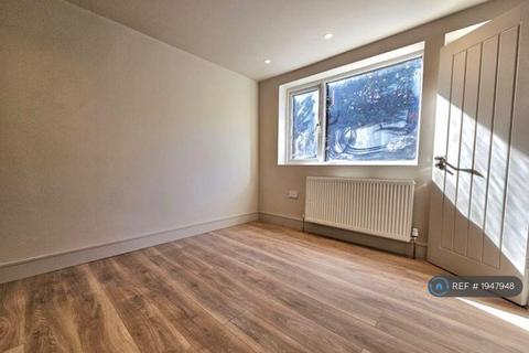 1 bedroom in a house share to rent, Old Farm Road, London, UB7