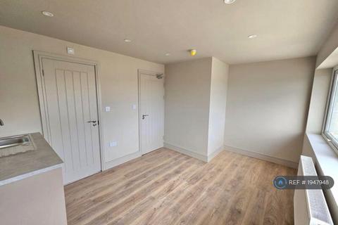 1 bedroom in a house share to rent, Old Farm Road, London, UB7
