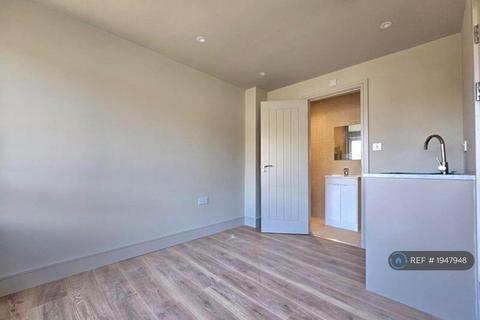 1 bedroom in a house share to rent, Old Farm Road, London, UB7