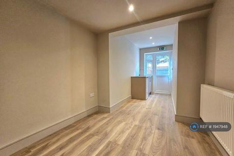 1 bedroom in a house share to rent, Old Farm Road, London, UB7