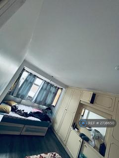 4 bedroom semi-detached house to rent, Pomfret Avenue, Luton, LU2