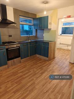 3 bedroom semi-detached house to rent, Sandene Avenue, Huddersfield, HD4