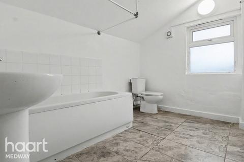 2 bedroom terraced house to rent, Canterbury Street, Gillingham