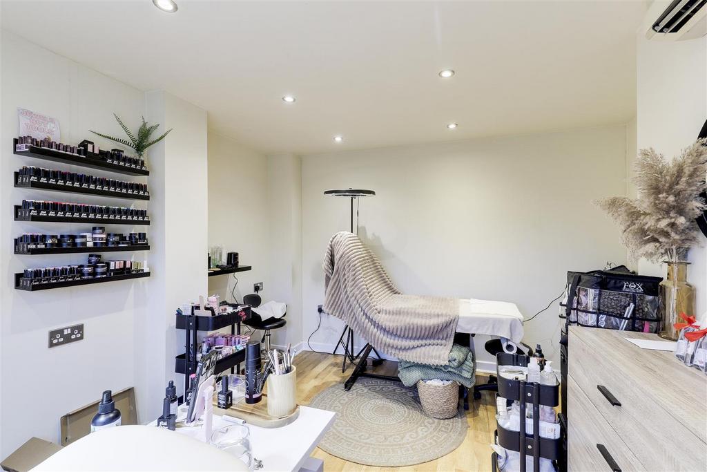 Rear nail room