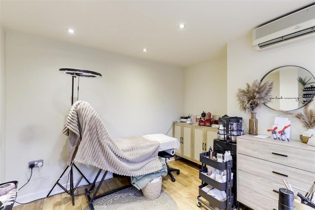 Rear nail room