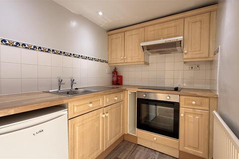 2 bedroom flat to rent, Wilton