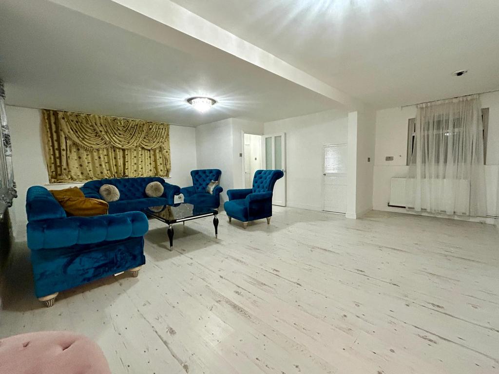 3 bed terraced house to rent in Winchmore Hill