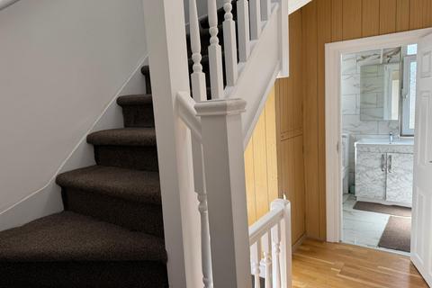 4 bedroom semi-detached house to rent - Warley Road, Hayes UB4