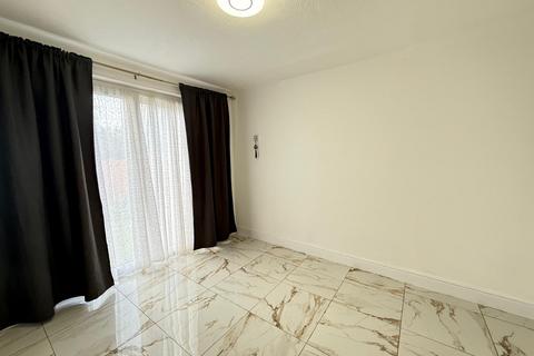 4 bedroom semi-detached house to rent, Warley Road, Hayes UB4