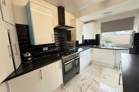 4 bedroom semi-detached house to rent, Warley Road, Hayes UB4
