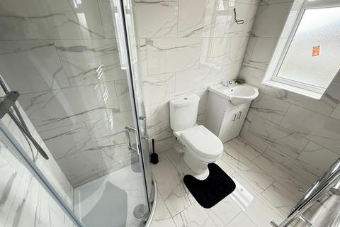 4 bedroom semi-detached house to rent, Warley Road, Hayes UB4