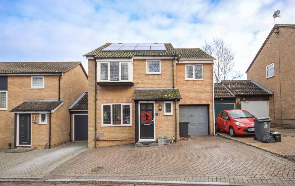 4 Bedroom Link Detached for Sale, Extended to rea