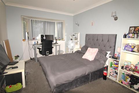 4 bedroom semi-detached house for sale, Squires Court, Eastchurch, Sheerness