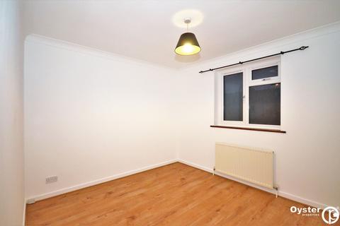 2 bedroom end of terrace house to rent, Warwick Close, Barnet, EN4