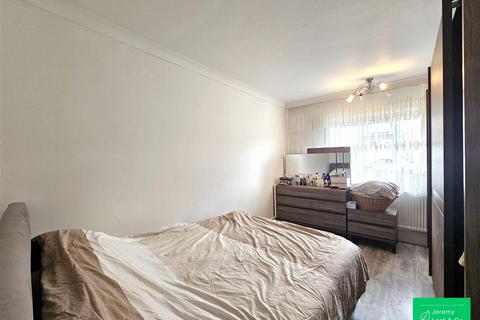 3 bedroom flat to rent, Elmshurst Crescent, London