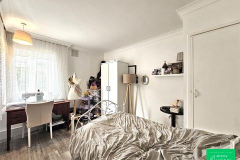 3 bedroom flat to rent, Elmshurst Crescent, London