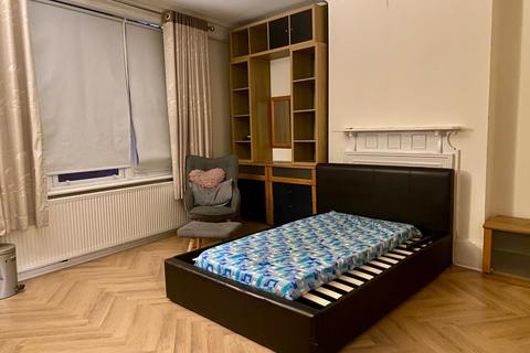 1 bedroom in a house share to rent, London SW16