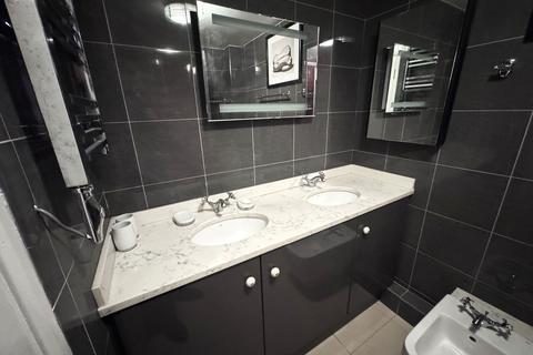 2 bedroom flat to rent, Curtis Drive, London