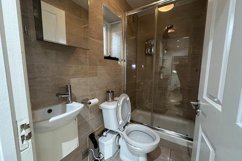 1 bedroom ground floor flat to rent, Oulton Crescent, Barking