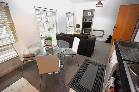 1 bedroom flat to rent, Queensgate House, Cookham Road