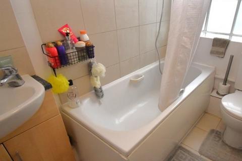 1 bedroom flat to rent, Queensgate House, Cookham Road