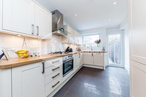 2 bedroom apartment to rent, Windsor Road, Palmers Green, London
