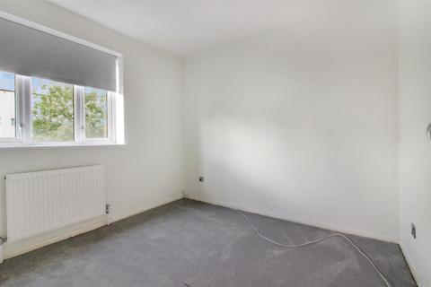 2 bedroom flat to rent, Farthingale Court, Waltham Abbey, EN9