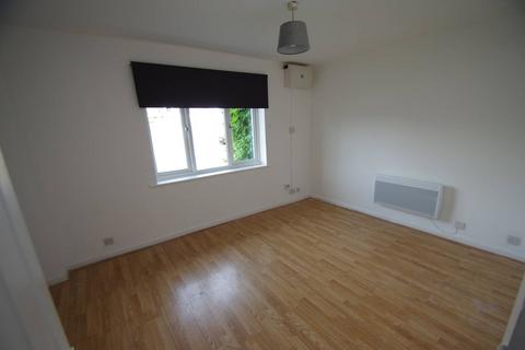 Studio to rent, Fontwell Court HA2, Harrow, HA2