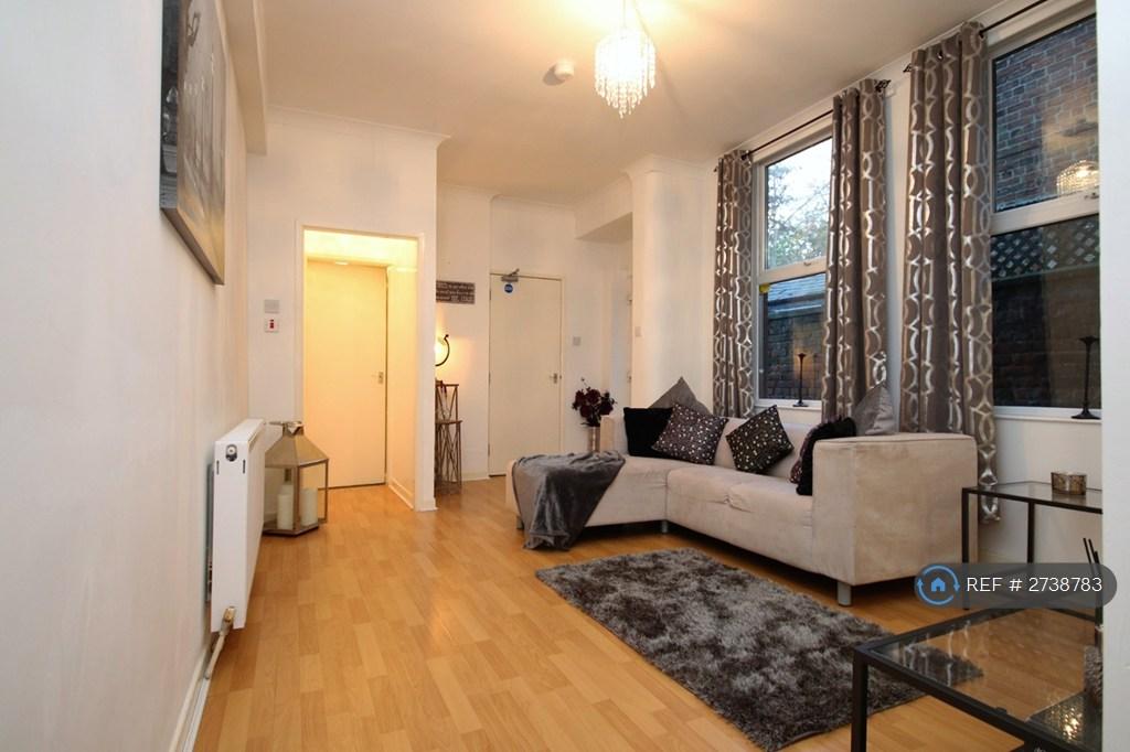 Lounge With Access To Bathroom &amp; Kitchen