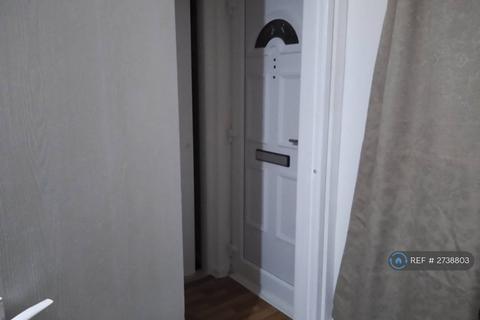 3 bedroom semi-detached house to rent, Eastpark Close, Manchester, M13
