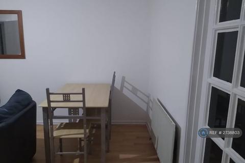 3 bedroom semi-detached house to rent, Eastpark Close, Manchester, M13