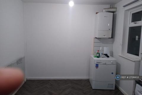 3 bedroom semi-detached house to rent, Eastpark Close, Manchester, M13