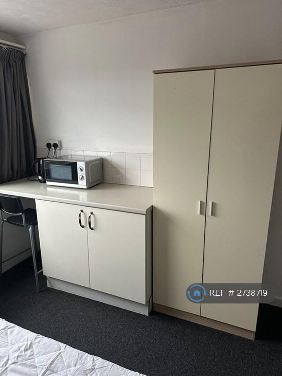 Wardrobe/Cupboard