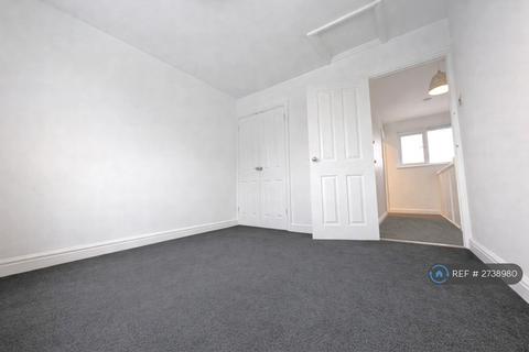 3 bedroom semi-detached house to rent, Middletune Avenue, Sittingbourne, ME10