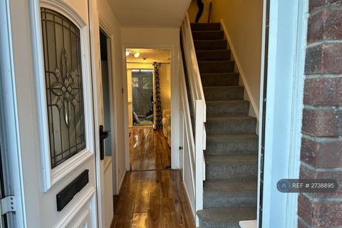 3 bedroom terraced house to rent, Hoskins Close, Manchester, M12