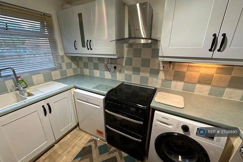3 bedroom terraced house to rent, Hoskins Close, Manchester, M12